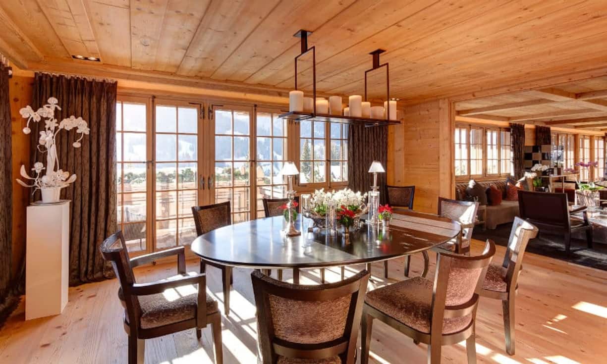 Für die Konstruktion wurde nur mit den besten Materialien gearbeitet. Zudem ist das Chalet elegant und zeitgenössisch eingerichtet