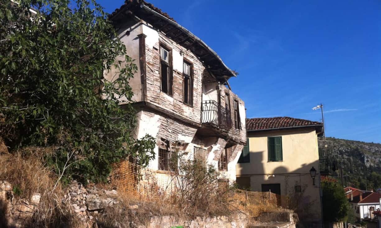 Stadtteile Dolcho und Apozari, Kastoria, Griechenland: Die an einem See gelegene Bergstadt Kastoria ist eine der beeindruckensten Städte in Südost-Europa. Seit dem 2. Weltkrieg hat die Stadt massiv darunter gelitten, dass die Bevölkerung stark angestiegen ist und dass neben den alten Gebäuden neue Wohnblöcke entstanden. Die Wirtschaftskrise und eine hohe Arbeitslosenrate haben die Situation noch verschlimmert.Elliniki Etairia