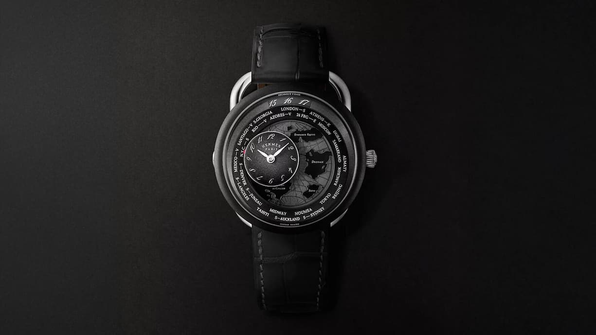 Arceau Le Temps Voyageur Eine Weltzeituhr mit eigenem Konzept: Die zweite Zeitzone wird auf eine poetische und intuitive Weise dargestellt – auf einer stilisierten Weltkarte, die sich auf dem Zifferblatt dreht.