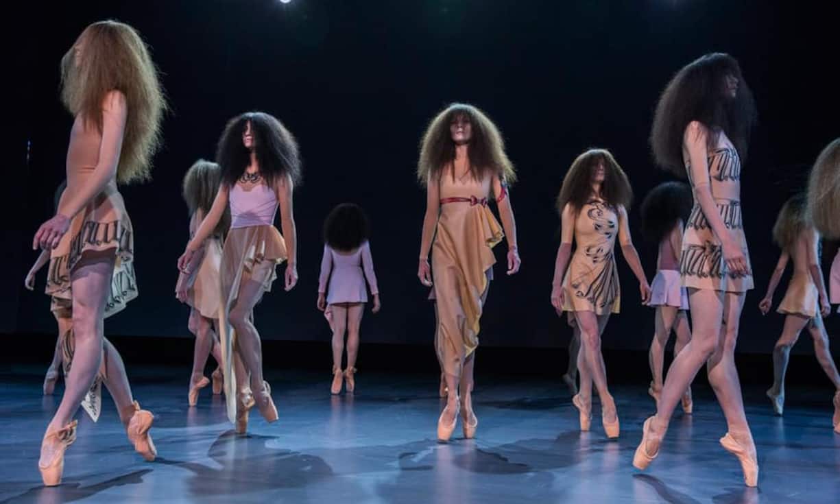 Aufwendige Inszenierung: Auf Spitzen zeigen Models die neue Kollektion des holländischen Künstlerpaars Viktor und Rolf.