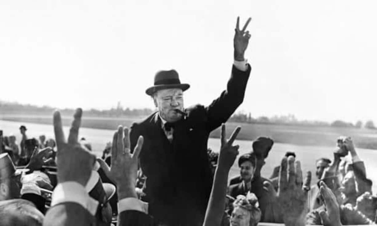 Die BBC unterstützte die Verbreitung in Europa durch ihre «V for Victory»-Kampagne, in der der Morsecode für «V» (•••–) als Jingle verwendet wurde. Der Morsecode für «V» entspricht übrigens auch dem Kopfmotiv von Beethovens 5. Sinfonie («Ta Ta Ta Taaa»). Bild: Churchill in Genf, 23. Aug. 1946. Quelle: Keystone.