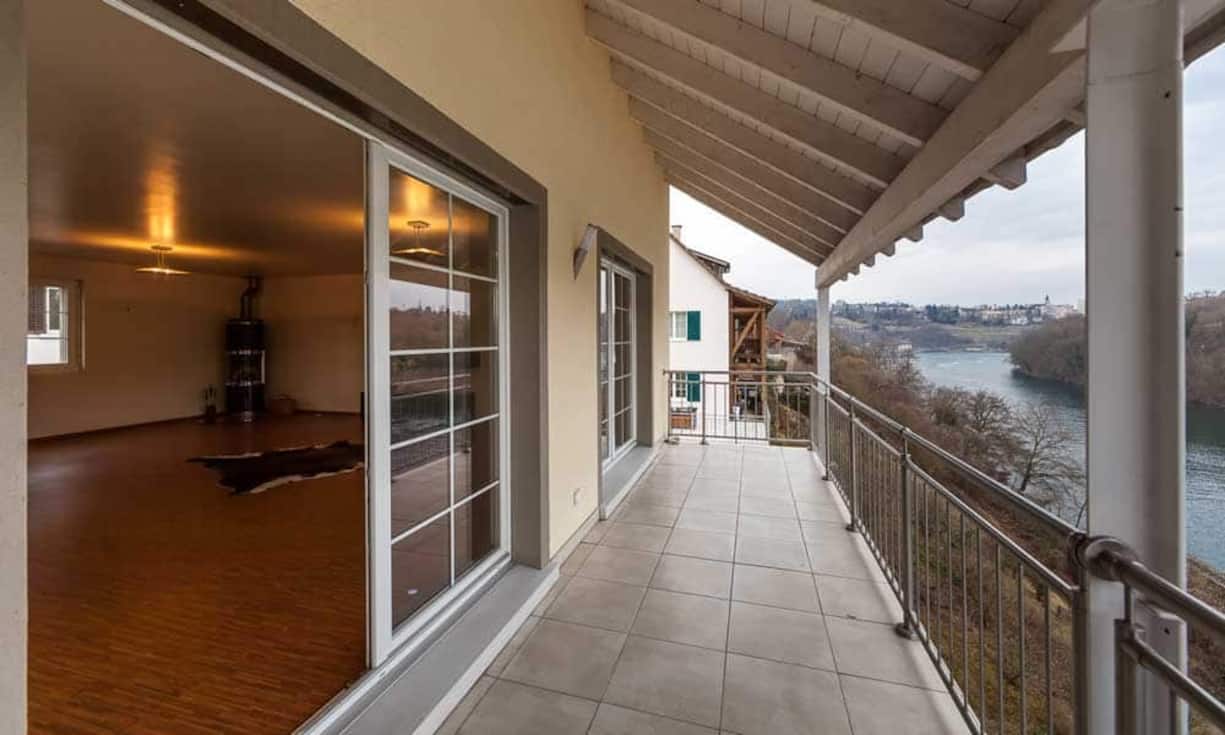 Das 6,5 Zimmer Einfamilienhaus befindet sich unmittelbar am Rhein in einer kleinen Ortschaft namens Nohl. Die Immobilie verfügt über drei Balkone, eine 40 Quadratmeter grosse Terrasse und einen Garten.