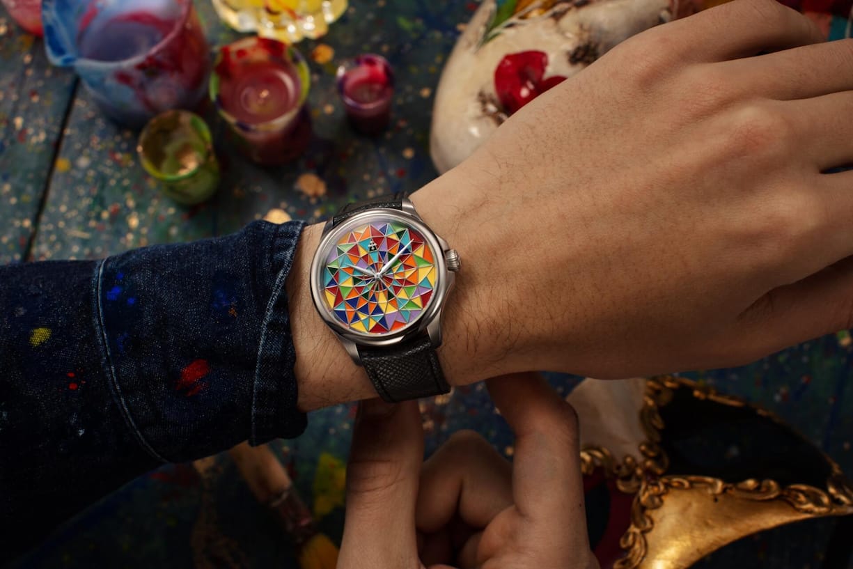 Je nach Lichteinfall wirkt das Zifferblatt mit seinen Farben anders.