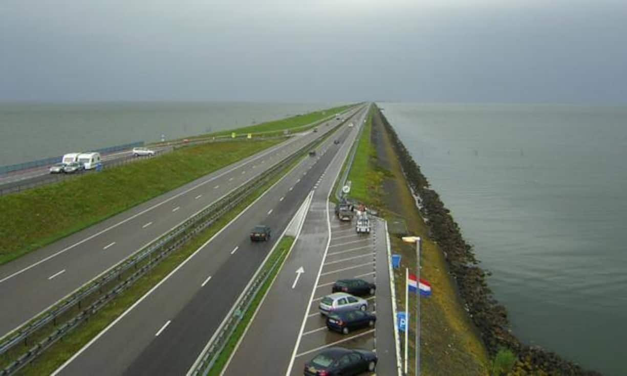 Deutlich grundsätzlicher Natur ist die Gefahr für Holland. Rund ein Viertel des Landes liegt unterhalb des Meeresspiegels. Ein klimabedingter Anstieg hätte gravierende Folgen für das gesamte Land. So reicht es dem reichen Industriestaat trotz hervorragender Infrastruktur nur für Rang 49.