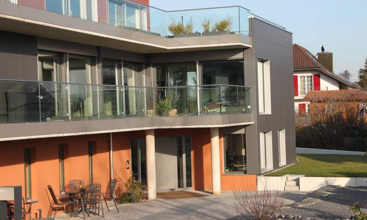 Das 5,5-Zimmer-Haus wurde 2009 gebaut, erstreckt sich über drei Etagen und verfügt über ein 936 m² grosses Grundstück. Das grosszügige Entrée im Erdgeschoss bietet viel Stauraum. Einbauschränke, Treppen und Einbaumöbel in Küche und Bad sind aus amerikanischem Nussbaumholz gefertigt. Ein Arbeitsraum und ein Zimmer für Büro- oder Gästezimmer sowie eine Dusche befinden sich ebenfalls auf dieser Etage.
