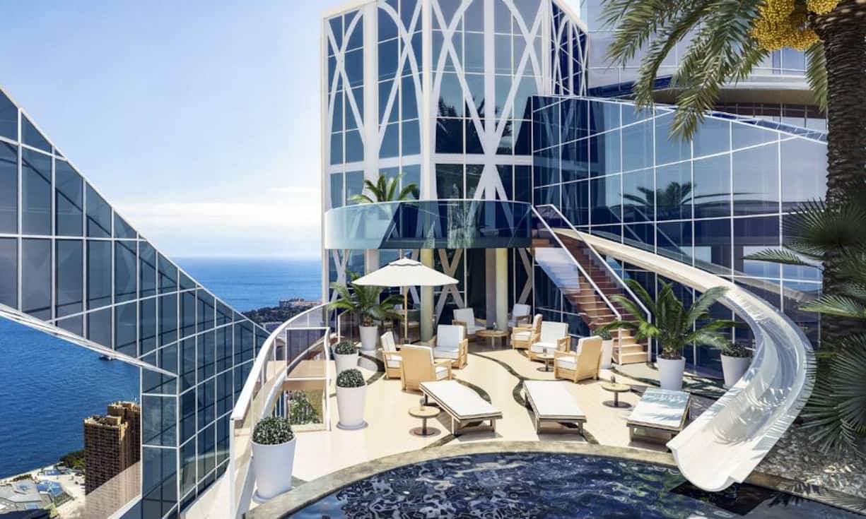 Im 300 Millionen Euro teuren Penthouse des Odeon Towers kommt man per Rutsche in den Swimmingpool. Doch auch sonst wird dem künftigen Eigner einiges geboten: Mehrere Saunen und Spa-Suiten, ein hauseigenes Gesundheitszentrum, ein Catering-Service sowie ein Concierge, der 24 Stunden am Tag zu Diensten ist gehören ebenfalls zum Apartment.