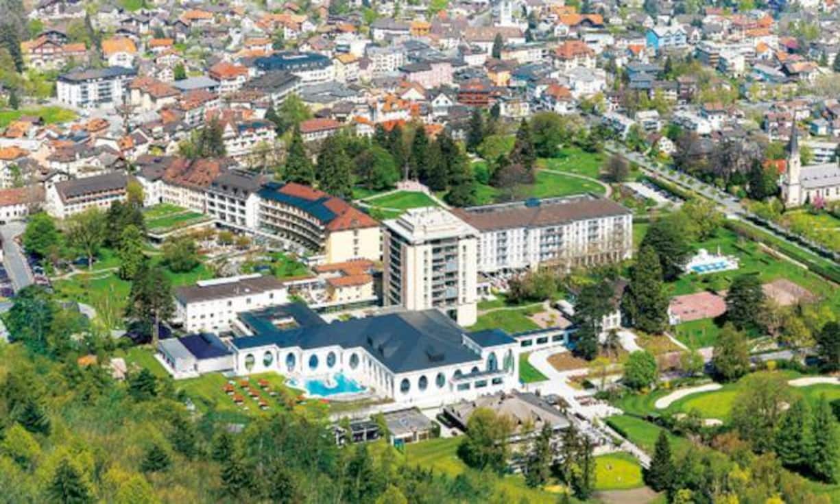 Rang 9: Grand Resort, Bad Ragaz. Das 5-Sterne-Hotel liegt in voralpiner Landschaft im Sarganserland. Das Haus bietet eine Kombination von Luxushotellerie, Thermalwasser und Wellbeing & Medical Health an. Platz 9 der besten Ferienhotels der Schweiz, nach Platz 7 im Vorjahr.