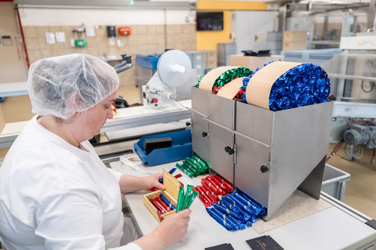 Jede Hüppe wird von Hand verpackt. Die beliebteste ist übrigens die rote mit Praliné-Füllung.
