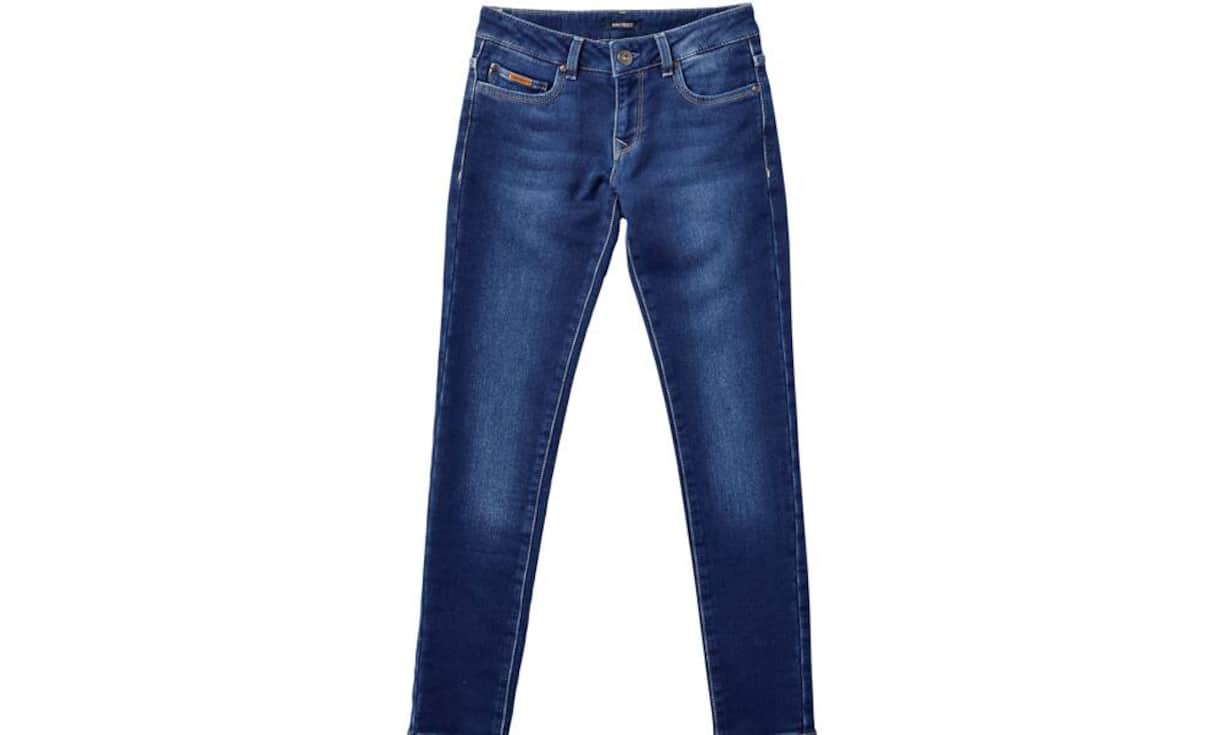 Blau: Navyboot (Frau) Diese Röhrenjeans von Navyboot ist aus Jersey und daher sehr bequem zu tragen. Bei Schild erhältlich. Preis 119.90 Franken Bilder: PR