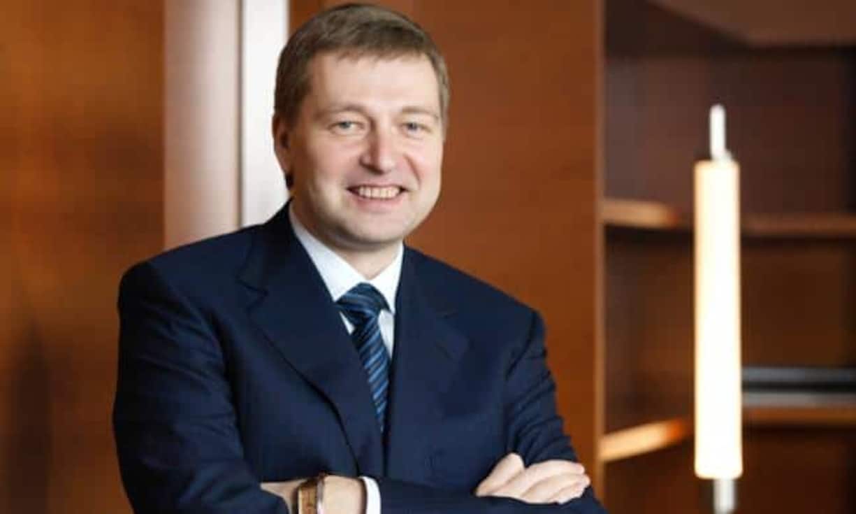 Der russische Oligarch und Unternehmer Dmitri Rybolowlew ist wohl der Scheidungskönig, wenn es um die Höhe der finanziellen Abfindung geht. Rybolowlew musste rund die Hälfte seines Vermögens seiner Ex-Frau Elena abtreten – also genau 4,02 Milliarden Franken. Das Paar lieferte sich nach 23 Jahren Ehe einen unerbittlichen Rosenkrieg.   Keystone