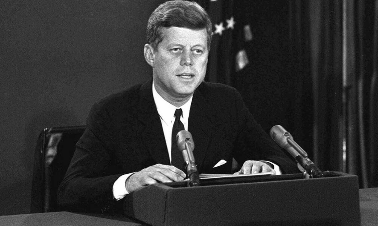 Auf Rang 9 findet sich ebenfalls ein ehemaliger amerikanischer Präsident: John F. Kennedy (1917 - 1963). Einer seiner Amtsnachfolger ...
