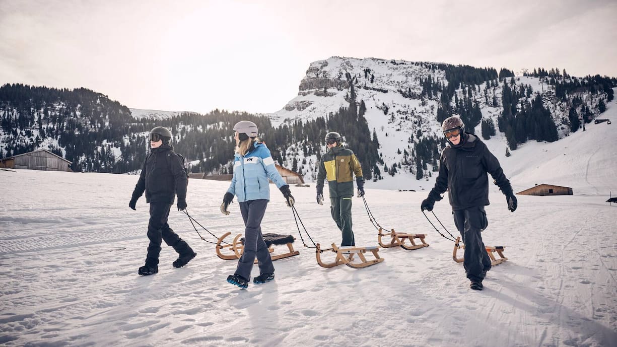 Schlitteln macht vor allem in der Gruppe Spass. Dabei kann jeder sein eigenes Tempo bestimmen. Für die Testfahrt wurden der BILANZ-Redaktion die etwas sportlicheren Rodel-Schlitten zur Verfügung gestellt.