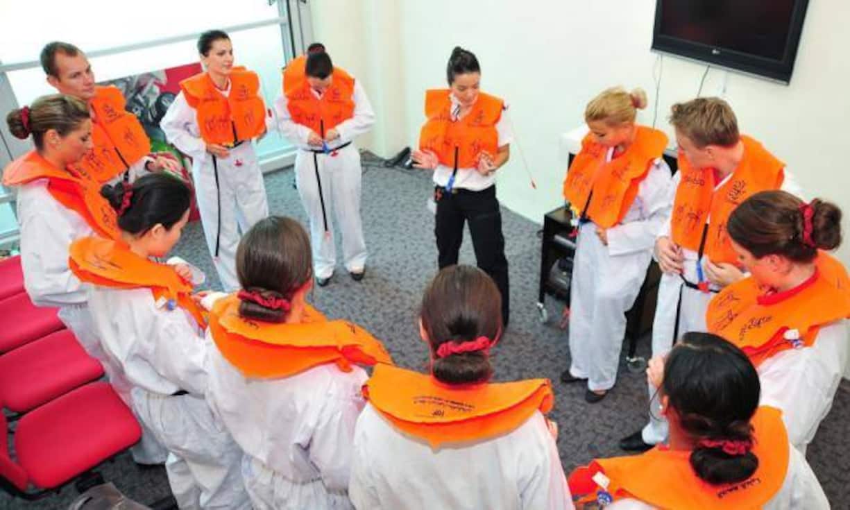 ... und auch das Anlegen der Schwimmwesten wird trainiert.