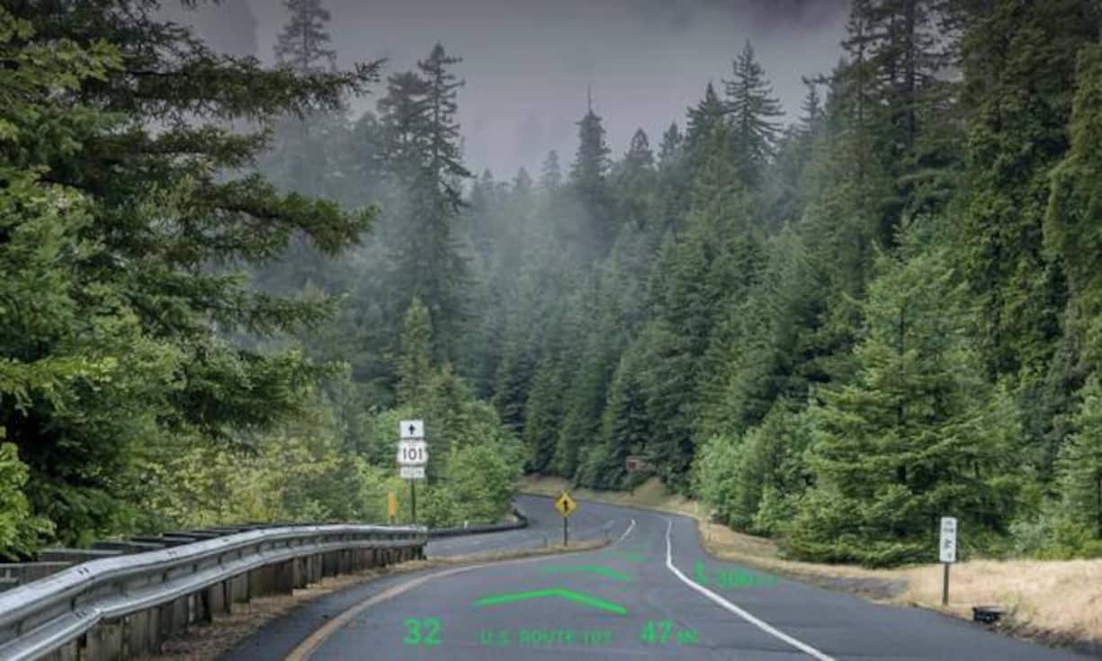 Ein Navi weist den Weg auf der FensterscheibeDas kann es: Das Navi projiziert Bilder auf die Windschutzscheibe wie etwa die Route oder aktuelle Geschwindigkeit. Nur der Fahrer kann die farbige Anzeige sehen.
Dann kommt es: Der Hersteller Wayray schreibt auf seiner Homepage, schon bald Vorbestellungen für das Gerät «Navion» anzunehmen.