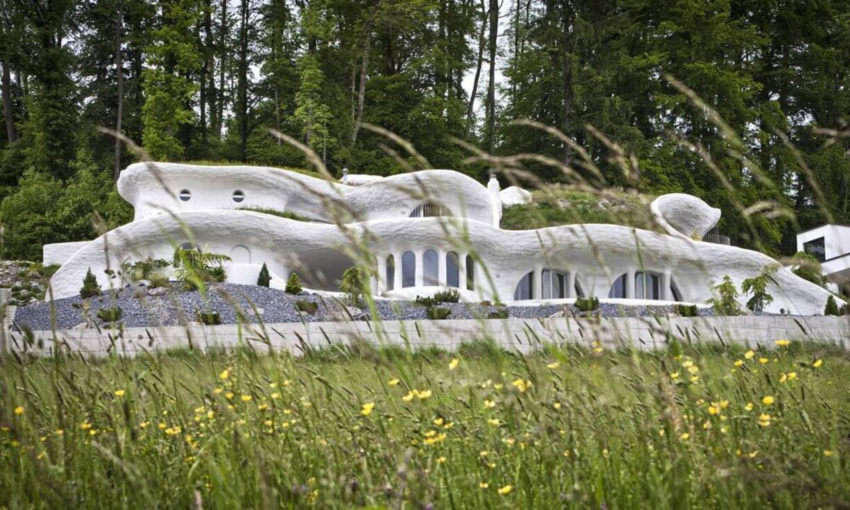 Das zweistöckige Gebäude besitzt 3,5-Zimmer auf 188 m². Im Aussenbereich befinden sich mehrere...