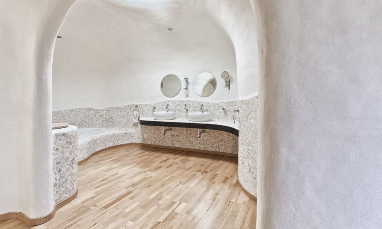 ...mit einem offenen Bad sowie der Ankleide.