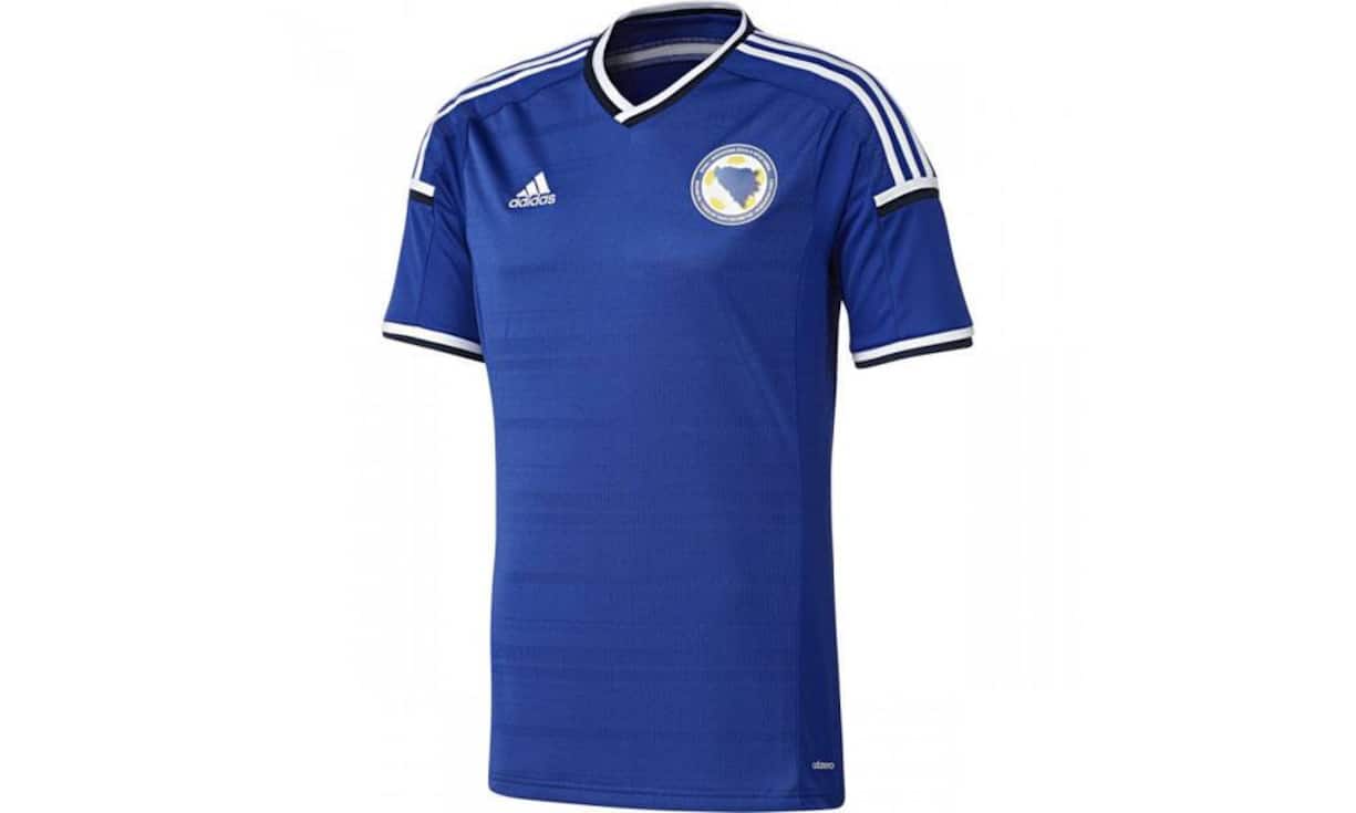 Nett: Das Adidas-Trikot der Nati von Bosnien Herzegowia leuchtet in einem schönen Blau und die Anordnung der verschiedenen Streifen beschränkt sich auf den oberen Teil des Shirts.