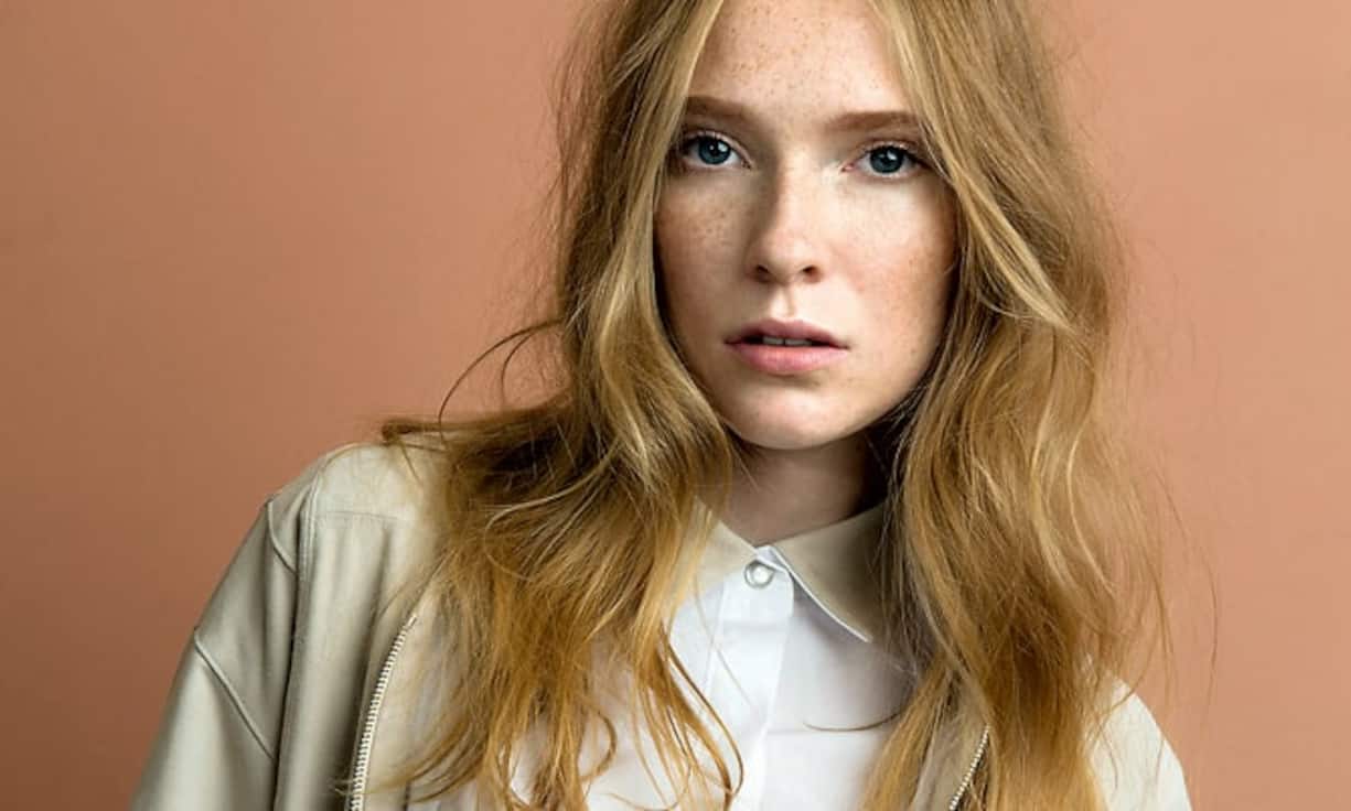 Hitze ist für die moderne Businessfrau eine echte Herausforderung. Wer trotzdem nicht im Strandkleid hinter dem Pult sitzen mag, schaut sich bei der jungen Schweizer Designerin Stefanie Biggel um: Ihre Sommerkollektion ist luftig, leicht und
elegant. Zudem weist jedes Stück ein augenfälliges Detail auf. www.stefaniebiggel.com