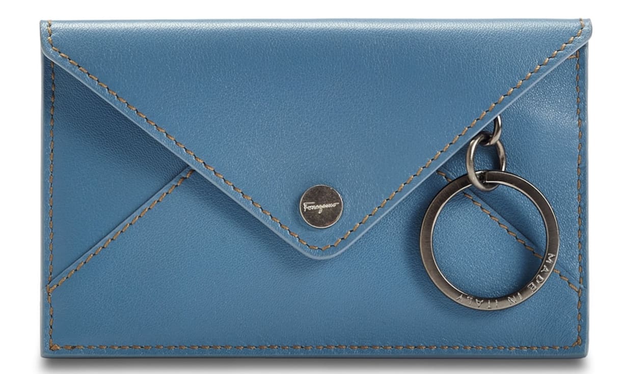 Allrounder: Salvatore Ferragamo Eine stylische Mischung aus Portemonnaie und Schlüsselanhänger ist dieses kompakte, blaue Exemplar aus Leder. Preis 310 Franken