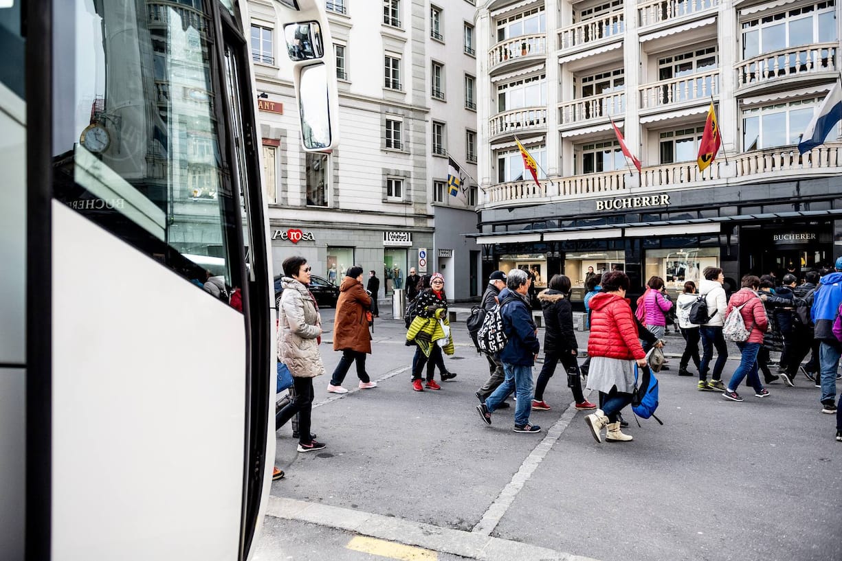 Asiaten strömen ins Bucherer Geschäft am Schwanenplatz in Luzern
