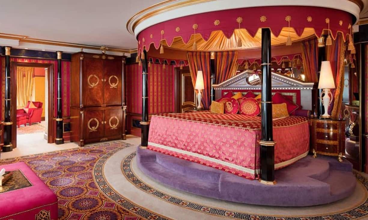 Tausend Franken teurer (17'840 Franken), ein bisschen weiter weg, dafür aber in luftiger Höhe: Burj Al Arab Jumeirah Resort in Dubai.