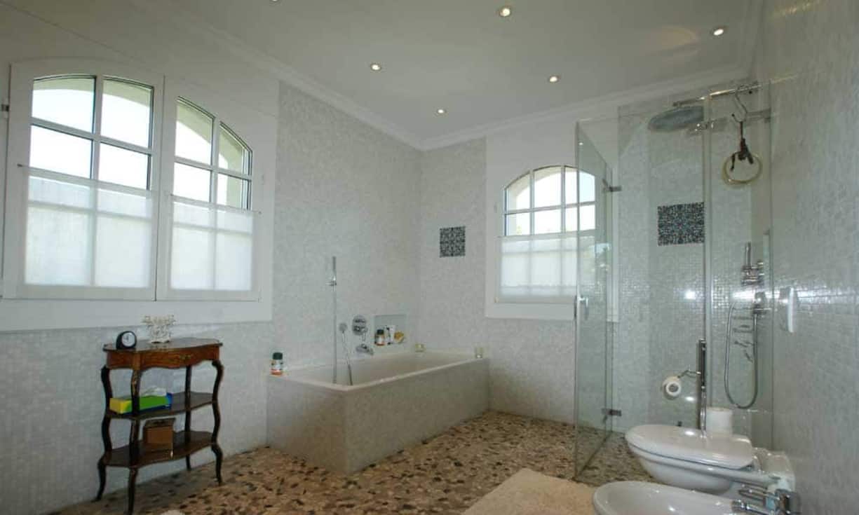 Die Innenausstattung ist individuell an die Zimmer angepasst.