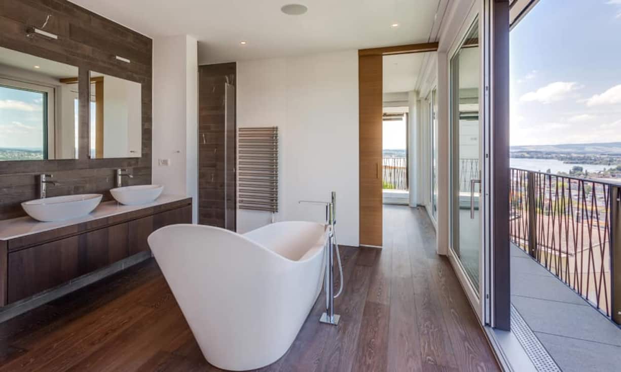 Das lichtdurchflutete Badezimmer lässt keine Wünsche offen.