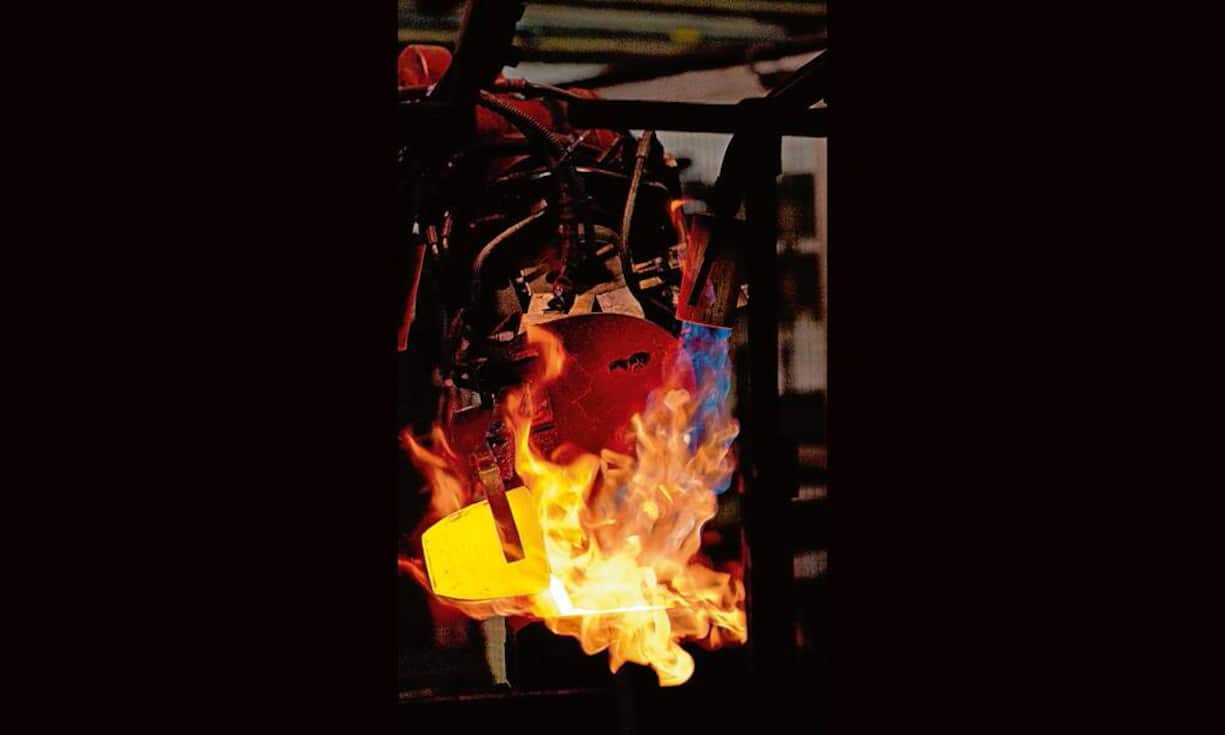 Das Gold wird in Formen gegossen.