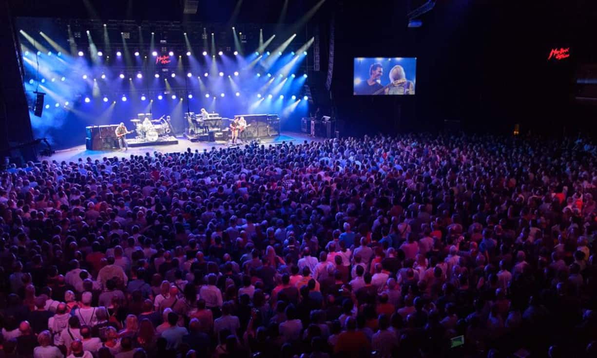 Zu den besten Zeiten konnten sich die Bands nach der Albumaufnahme zurücklehnen und die Kasse klingeln lassen. Heute geht nach dem Studio die Arbeit erst richtig los. Früher waren Konzerte eine Art Zugabe, heute spielen die Musiker das ganze Jahr durch. Wer dann auf der eigenen Tour nicht in vollen Clubs und Sälen spielt, zahlt oftmals drauf. Mittelgrosse Acts zahlen ihren Livemusikern um die 400 Franken pro Auftritt.