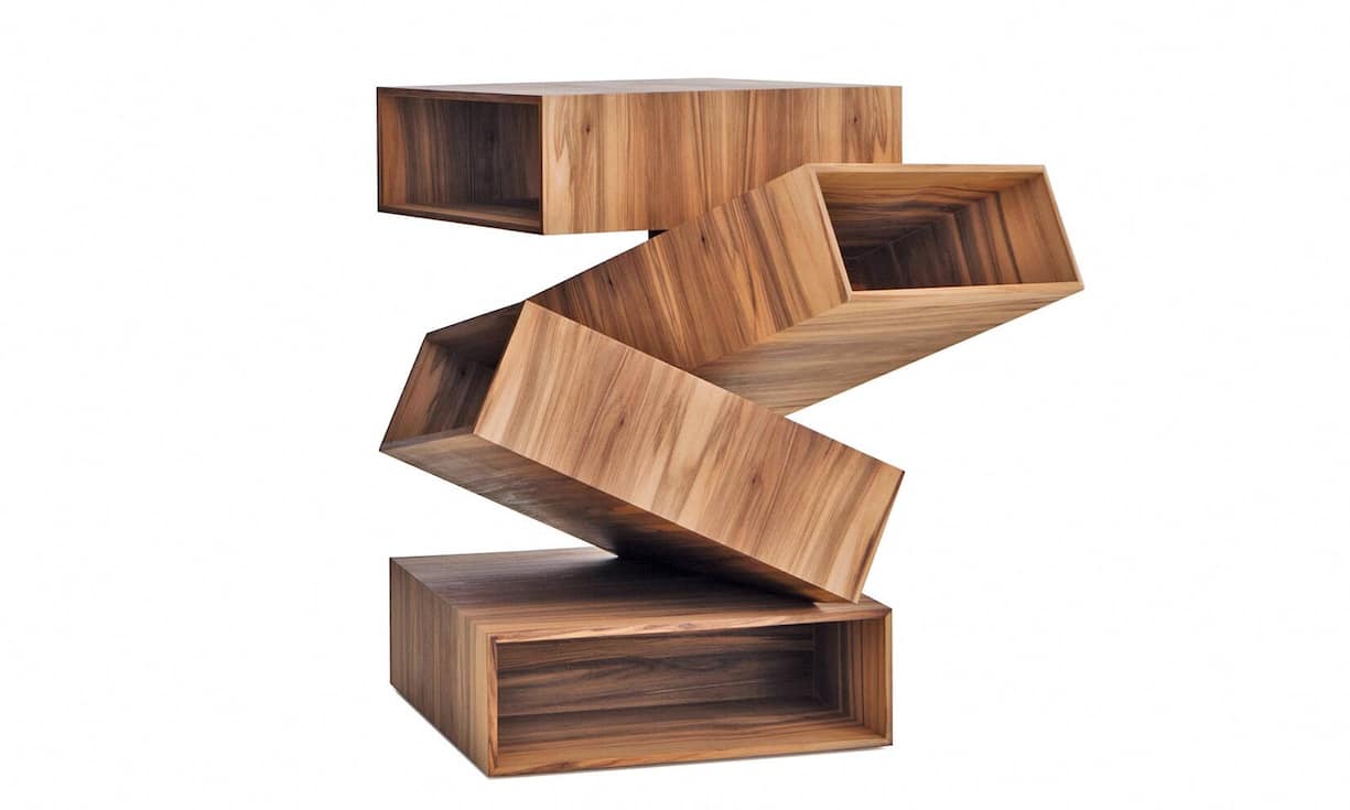 Sie sehen aus wie im freien Fall erstarrt: Die Balancing
Boxes von Porro. Ablagefächer? Regal? Auf jeden Fall
mal etwas anderes. Erhältlich in verschiedenen Materialien und Farben. www.porro.com