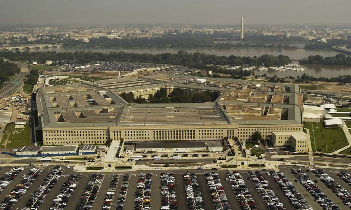 Pentagon:
Während der US-Präsident drastische Einsparungen bei der Entwicklungshilfe sowie beim Umweltschutz plant, kann sich das Pentagon freuen: Um ganze 54 Milliarden Dollar sollen die Verteidigungsausgaben steigen.