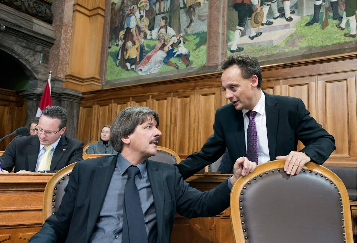 Paul Rechsteiner (SP/SG), links, und Stefan Engler (CVP/GR), rechts, unterhalten sich ueber die VCS-Volksinitiative "Fuer den oeffentlichen Verkehr", am Donnerstag, 29. November 2012, im Staenderat in Bern. (KEYSTONE/Lukas Lehmann)