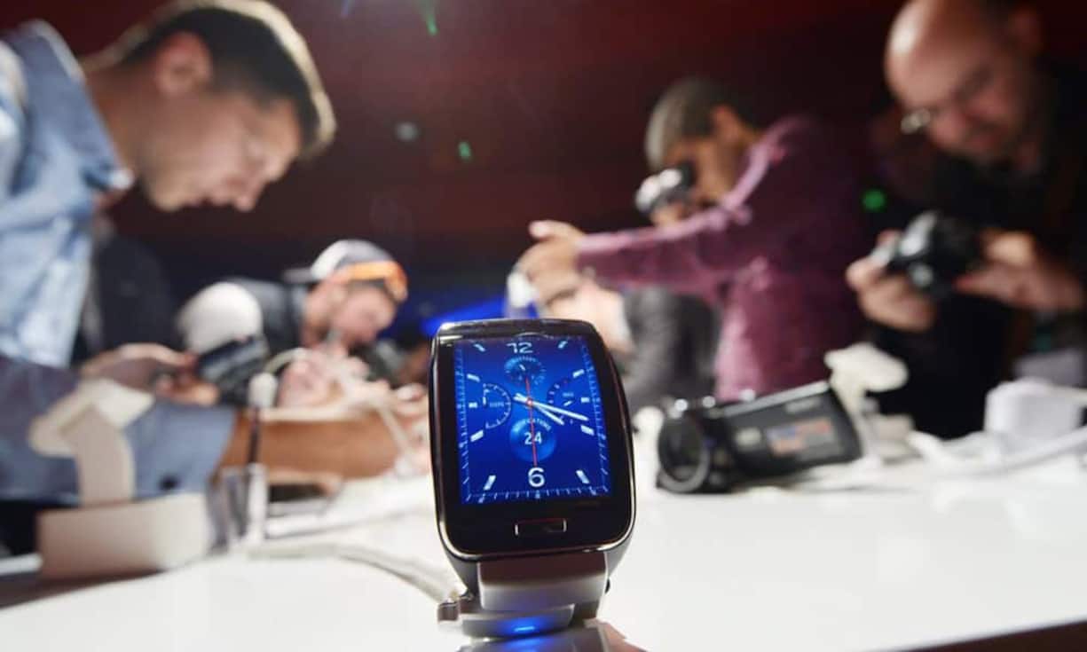 Samsung hat seine neue Smartwatch Gear S präsentiert – knapp eine Woche, bevor Apple mit neuen Produkten kommt. Nutzer rätseln, ob dann auch die iWatch präsentiert wird. Die Smartwatch von Samsung hat ein 2 Zoll grosses, gebogenes Display.