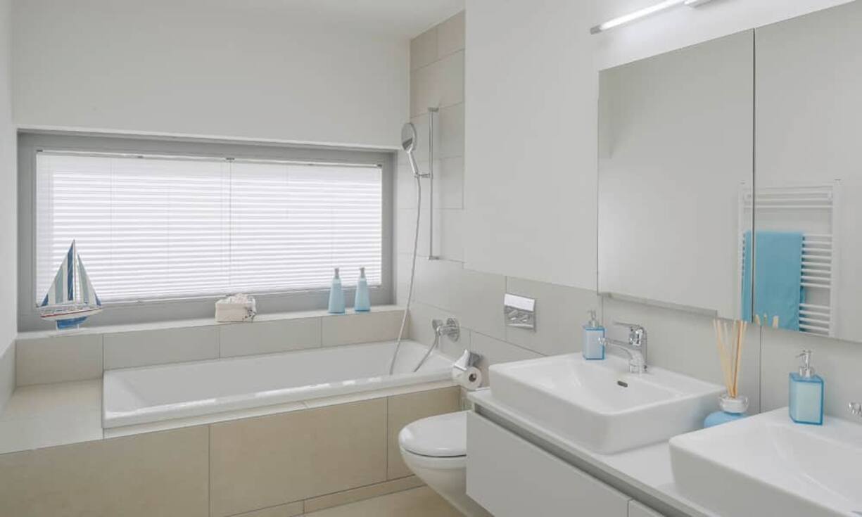 Das grosse Badezimmer ist ebenfalls hell gestaltet. Im Keller lässt sich...