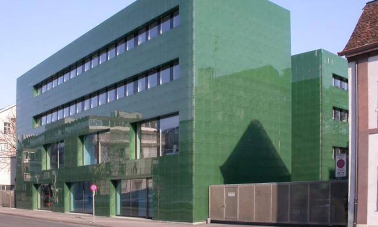 Obwohl Herzog & de Meuron inzwischen auch Zweigstellen in London, München, Barcelona, San Francisco und Tokio betreiben, bleibt Basel der «Showroom» der beiden. Nirgends finden sich so viele Bauten der Architekten wie am Rheinknie. Das Bild zeigt die Apotheke des dortigen Kantonsspitals aus den Jahren 1995 bis 1997. Wikimedia/CC/Tobias Helfrich