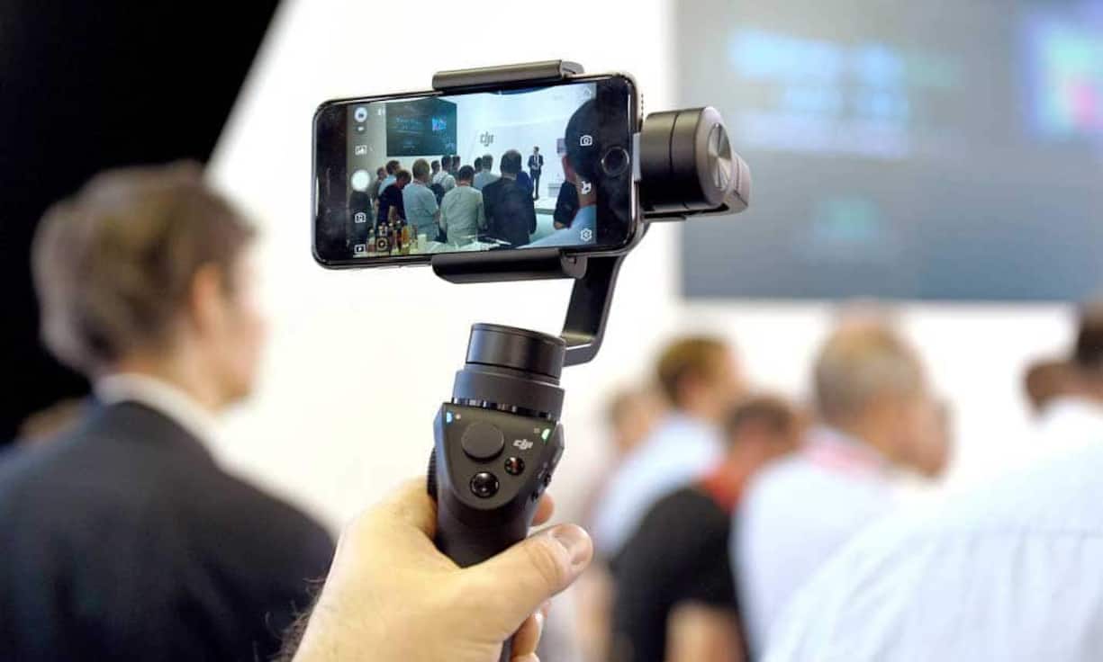 Filmen mit dem Smartphone ist mittlerweile in recht guter Qualität möglich. Der Stabilisator von DJI hilft, dass die Videos gelingen.