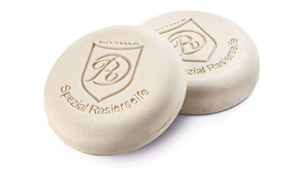 Ergiebig: Die pflanzliche Rasierseife von Dr. Dittmar kann bis zu sechs Monate bei täglicher Anwendung ausreichen. Dank hochalkalischer Rezeptur wirkt sie entsäuernd und hilft der Haut, sich zu erneuern. Sie ist ausserdem rückfettend und bei sensibler Haut gut verträglich. Preis 28.80 Franken über www.manufactum.ch