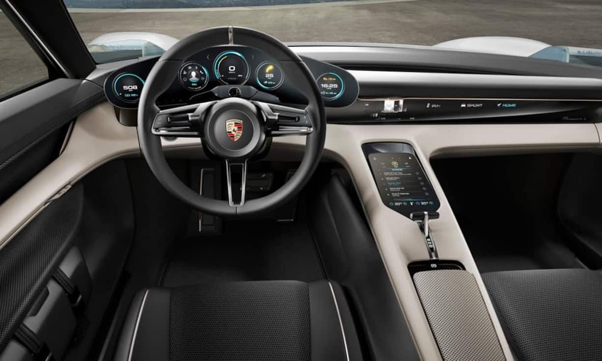 Die Displays im Fahrzeug verändern sich mit der Position des Fahrers. Das heisst also, wenn der Fahrer auf seinem Sitz nach unten rutscht oder sich höher setzt, bewegen sich die intelligenten Instrumententafeln mit ihm – man hat immer alles perfekt im Blick.Bilder: ZVG