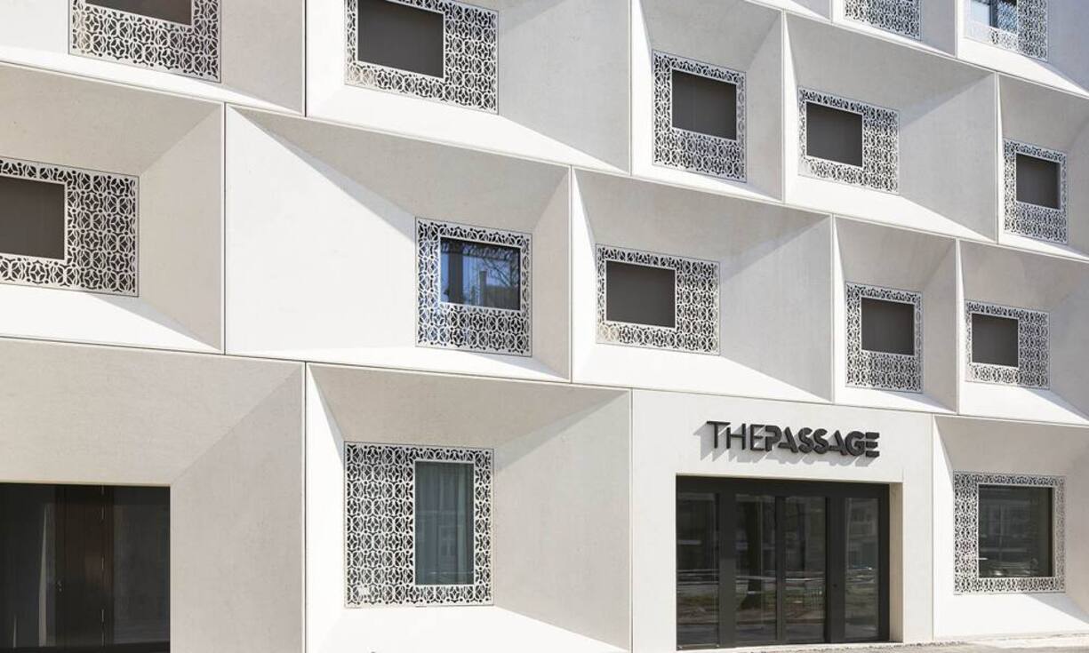 Rang 10: The Passage, Basel. Bei dem im Jahr 2014 neu errichteten The Passage in Basel handelt es sich um ein zentral gelegenes Designhotel. Als Neueinsteiger landet das Hotel direkt auf Platz 10 im BILANZ-Rating. Zur Ermittlung der besten Hotels hat BILANZ 120 führende Schweizer Hoteliers befragt, Hoteltests durchgeführt, Wertungen von Fachguides und Testportalen einbezogen und Erfahrungen von Reiseprofis und Hotelkennern berücksichtigt.
