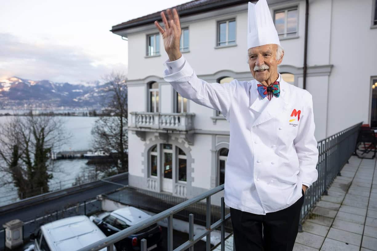 ANTON MOSIMANN Schweizer Koch in London. Er wurde mit seinen Menüs für die britische Queen berühmt, zumindest jedenfalls in der «Schweizer Illustrierten». Seine Mütze zitiert womöglich Bocuse.