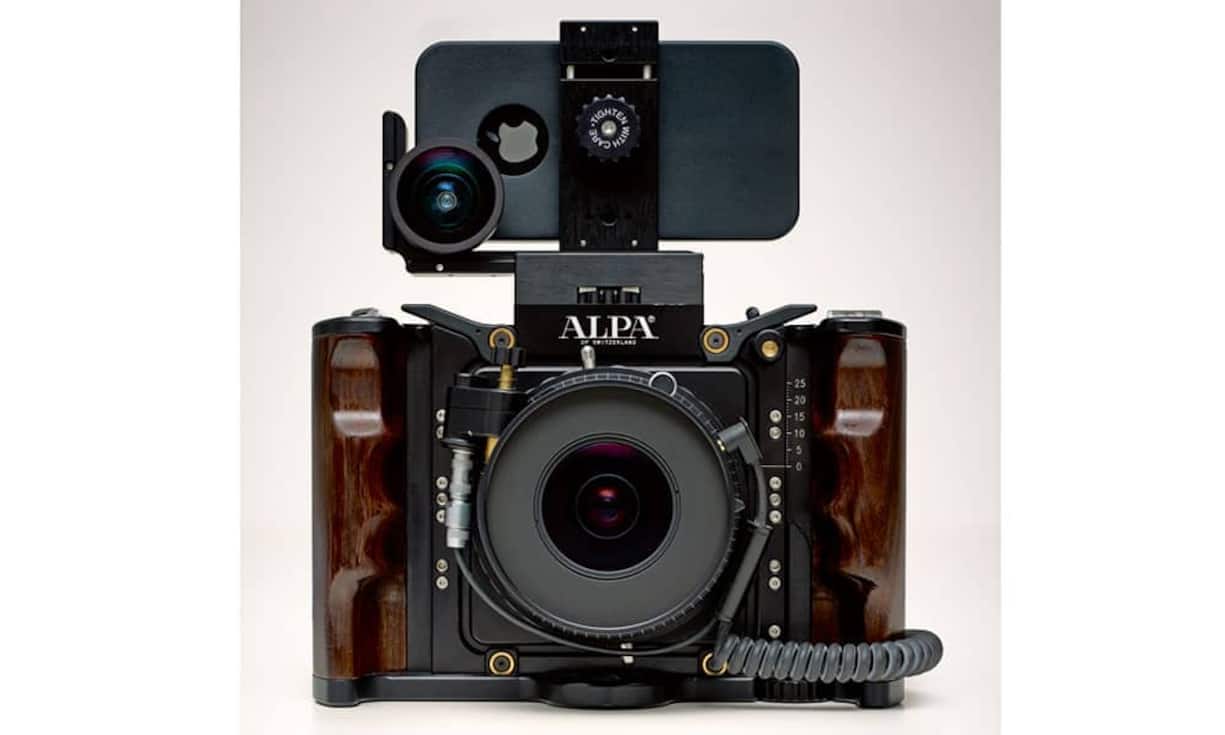 Alpha: Luxusmodell 12 SWA mit Digitalrückteil und Palisanderholzgriff sowie Edelobjektiv. Preis der abgebildeten Version: 27 460 Franken. (Bild: Tom Caffrey / Globe Photos / interTOPICS)