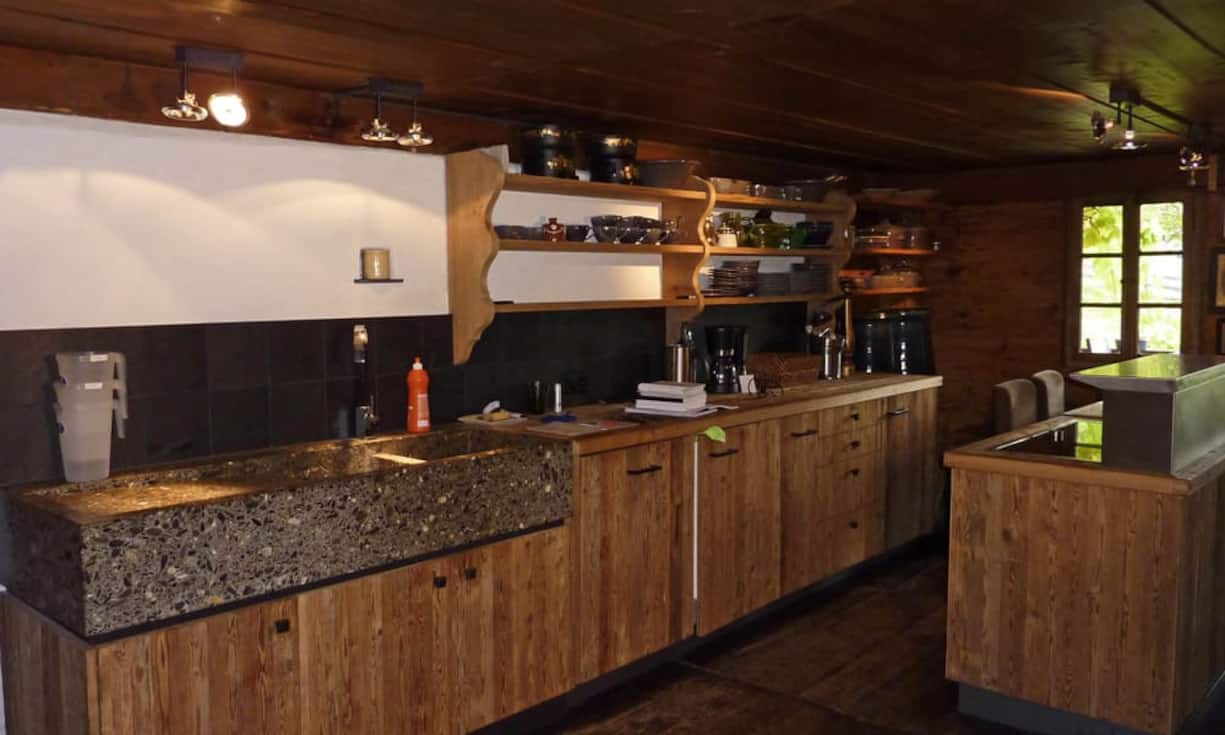 … die modern eingerichtete Küche mit Theke, sowie...