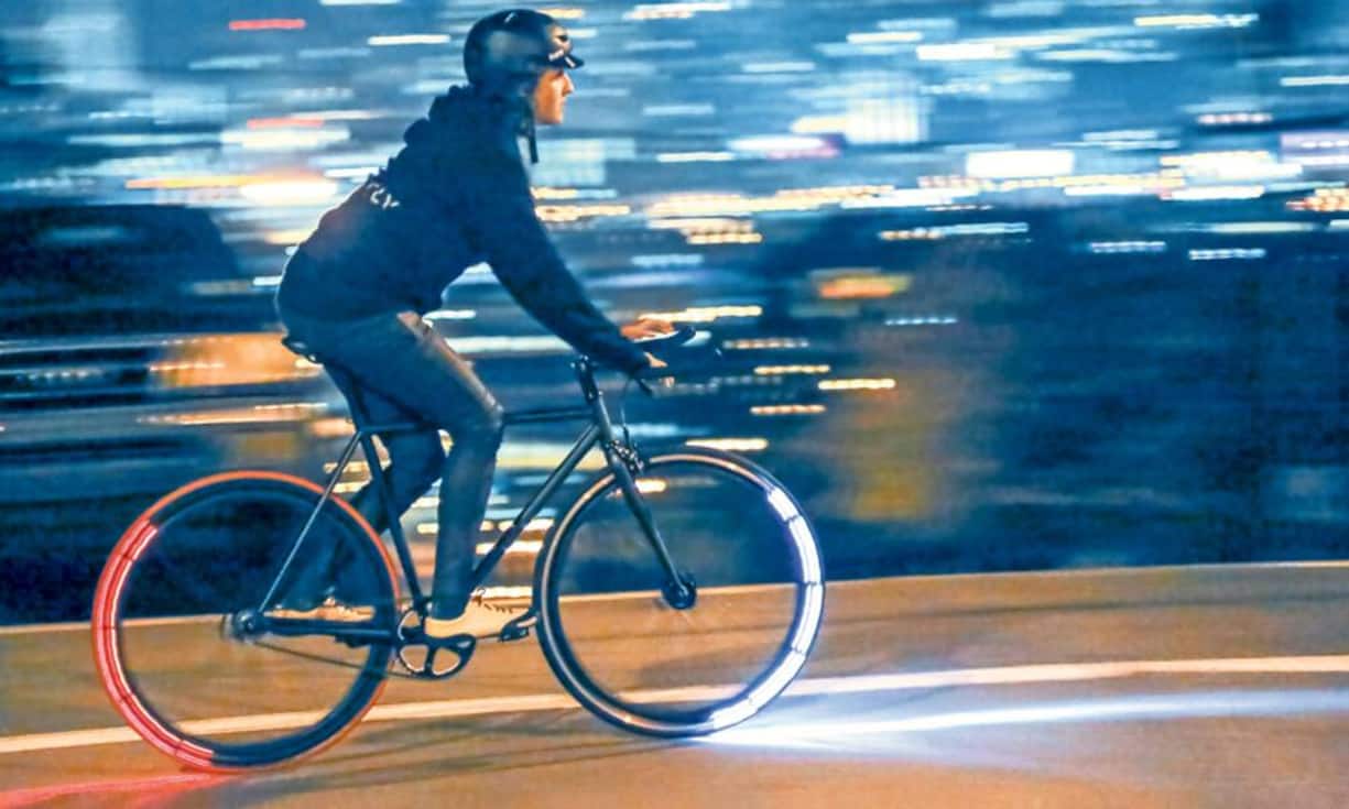 Klar, die richtigen Biker sind auch im Winter mit ihren Velos unterwegs. Alle anderen holen spätestens jetzt ihr Zweirad aus dem Keller. Mit der besonders coolen Beleuchtung Revolights macht das Biken noch mehr Spass und es ist auch noch sicherer. Der Bausatz kann bei zahlreichen Velos selber montiert werden. Es können aber auch komplette Revolights-Räder, zum Beispiel bei galaxus.ch, bestellt werden. Revoligths City Kit ab 249 Franken
