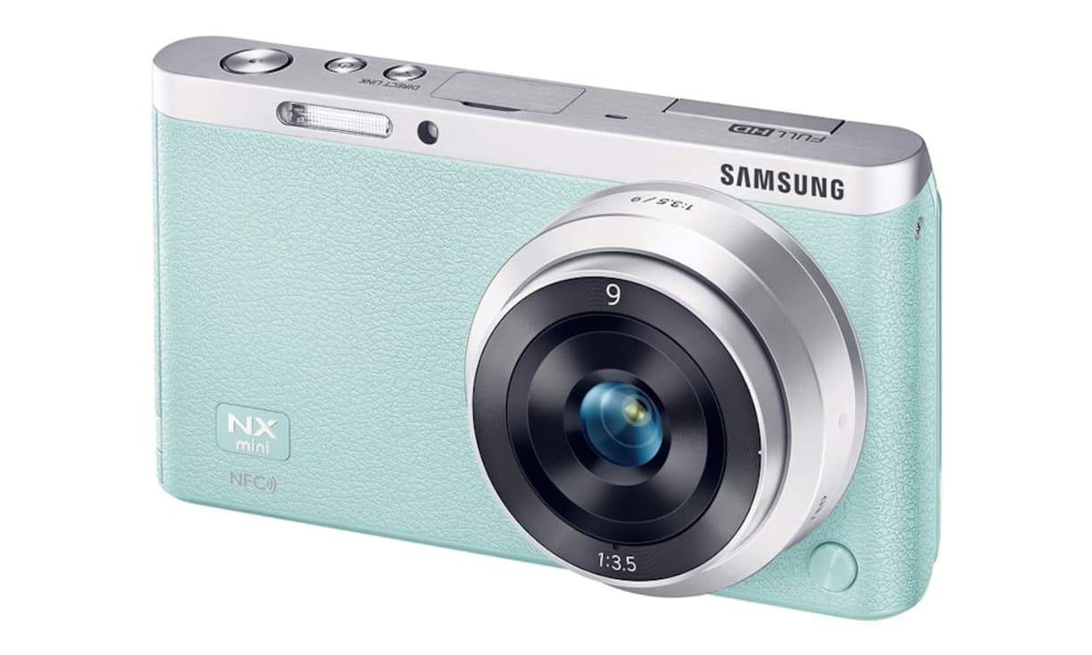 In Zeiten der immer beliebter werdenden Selfies könnte diese Kamera verstärkt zum Einsatz kommen. Die NX Mini Smart verfügt über eine Blinzel-Funktion: Registriert sie ein Augenzwinkern, kann sie ohne Knopfdruck ein Bild machen. Es gibt sie mit verschiedenen Objektiven in den Farben Mintgrün, Pink, Weiss, Braun und Schwarz. Samsung NX Mini Smart 629 Franken