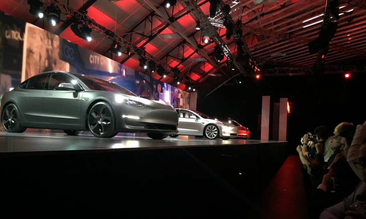 ... nun ist es offiziell: Der Tesla Model 3 soll es von null auf 100 Kilometer in sechs Sekunden schaffen. Mit einer Batterieladung fährt das Auto rund 345 Kilometer weit. Tesla erlebte zur Präsentation einen regelrechten Ansturm.
