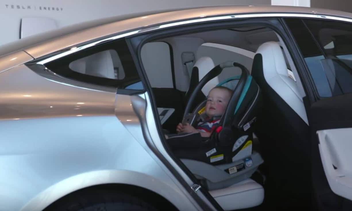 Es gibt genügend Platz für Kindersitze. Youtube/ Motor Trend
