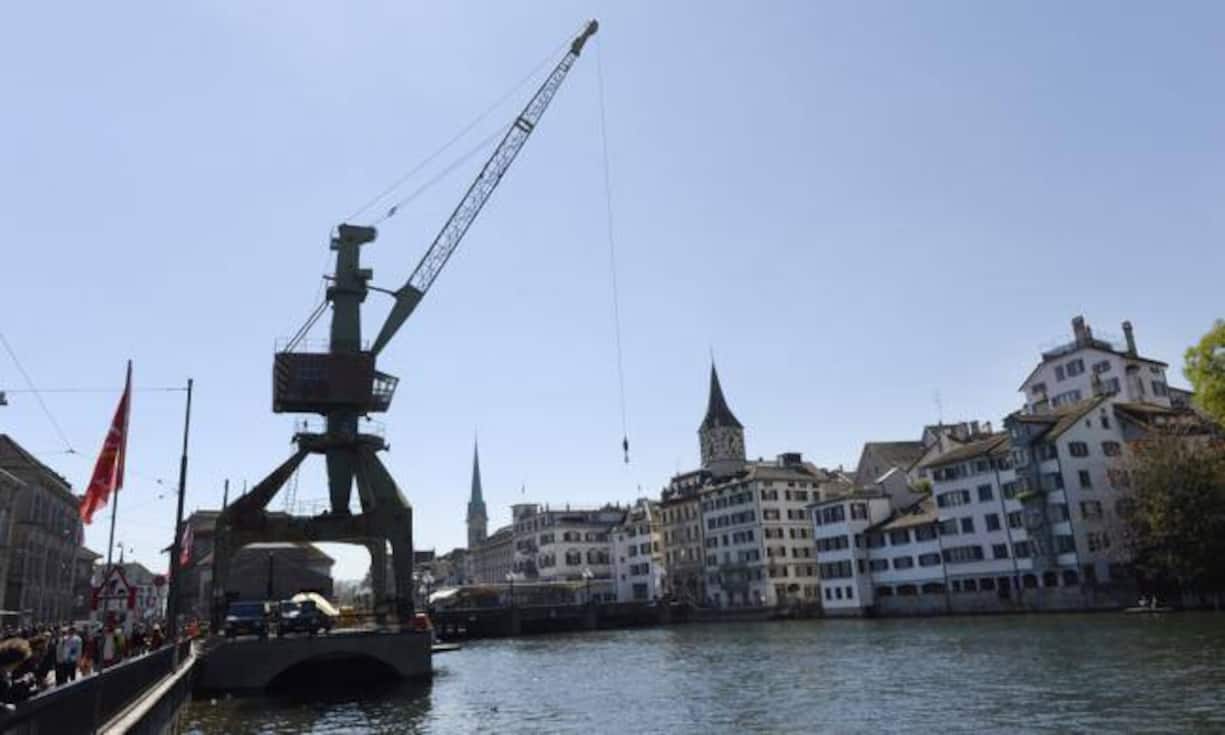 Rang 3: Hafenkran Zürich
Neben dem Streit um Sinn und Unsinn der temporären Kunstinstallation deckt die Handelszeitung im September auf, dass der Hafenkran für den Waffenexport der DDR verwendet wurde.Keystone