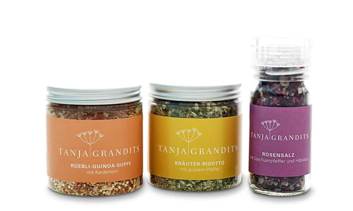 Würzig: Tanja Grandits ist eben zum «Koch des Jahres» ernannt worden. Sie kocht selbstverständlich auf Spitzenniveau, hat aber auch einen Shop. Dort gibts unter anderem Kräuterrisotto, Rüeblisuppe, Rosensalz. Ab 8 Franken.