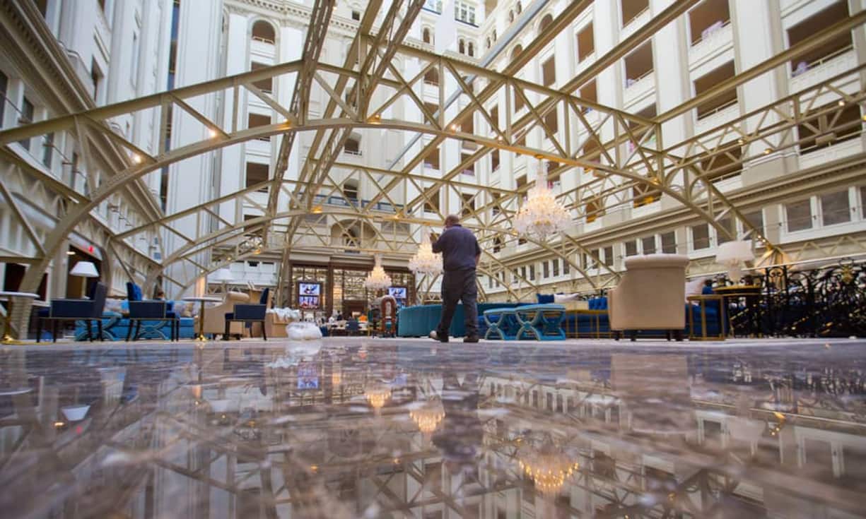An den Stahlträgern in der Lobby hängen Kristall-Kronleuchter von Swarovski.