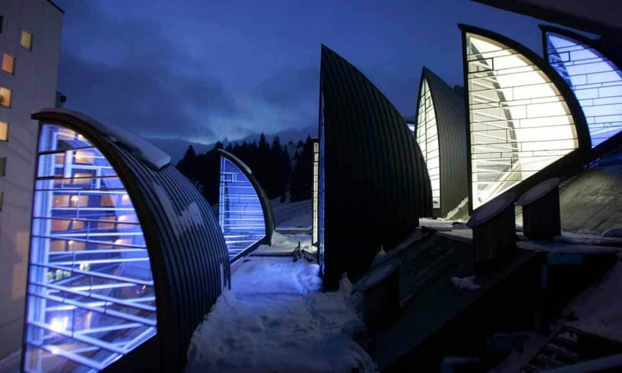 Kategorie «Ski-Spas de luxe – Entschleunigung über 1000 Höhenmetern»Kaum mit andern Spas dieser Welt vergleichbar ist das Tschuggen Grand Hotel in Arosa, welches in unserem Ranking auf dem zweiten Platz landet. Die von farbig illuminierten Glassegeln von Architekten Mario Botta gekrönte Bergoase, die mit riesigem Aufwand in den Fels hinter dem Luxushotel hineingebaut wurde, hat auch acht Jahre nach Eröffnung nichts von ihrer Anziehungskraft eingebüsst.